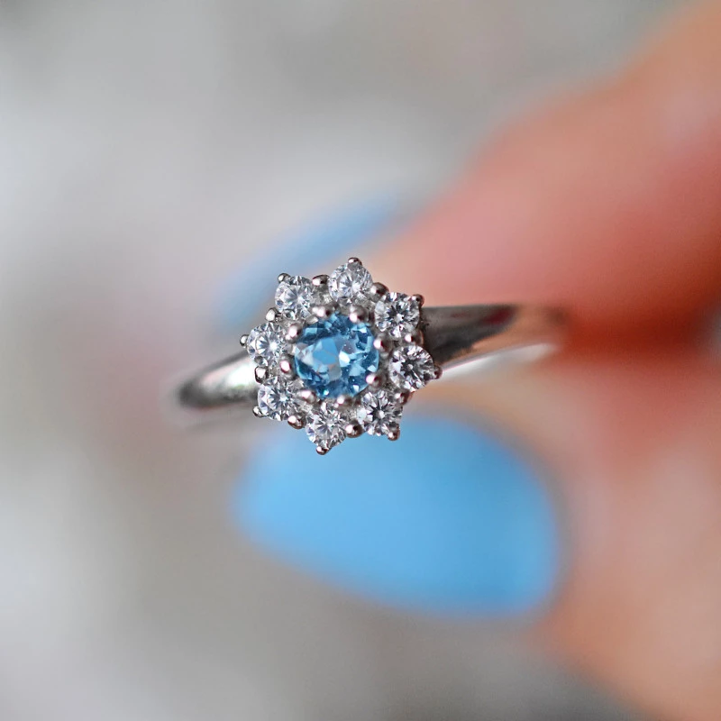 Stříbrný prsten modrý topaz kytička